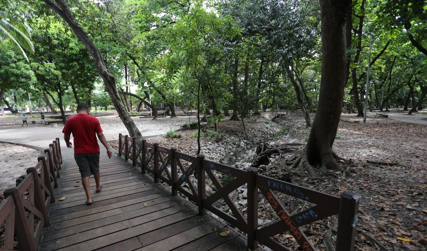 homem caminhando no parque rio branco